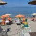 Moti i kthjellët dhe temperaturat e larta mbushin bregdetin e Durrësit me vendas dhe të huaj
