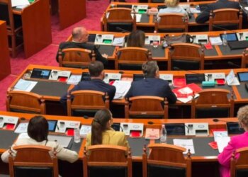 Mungoi në seancë pas njoftimit për largim nga PS; karrigjen e Marjana Koçekut zë deputetja e Vlorës