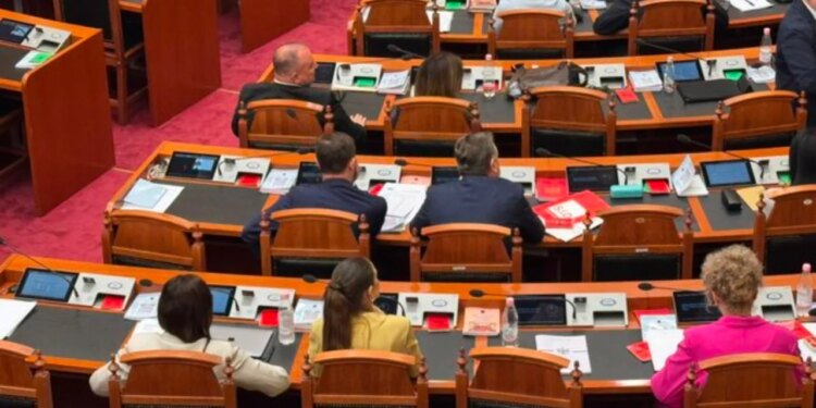 Mungoi në seancë pas njoftimit për largim nga PS; karrigjen e Marjana Koçekut zë deputetja e Vlorës