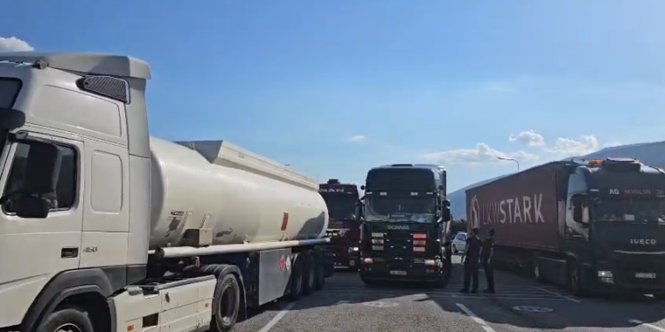 Ndalimi i lëvizjes së mjeteve me tonazh të rëndë, radhë të gjata në Pikën Kufitare Morin–Vërmicë