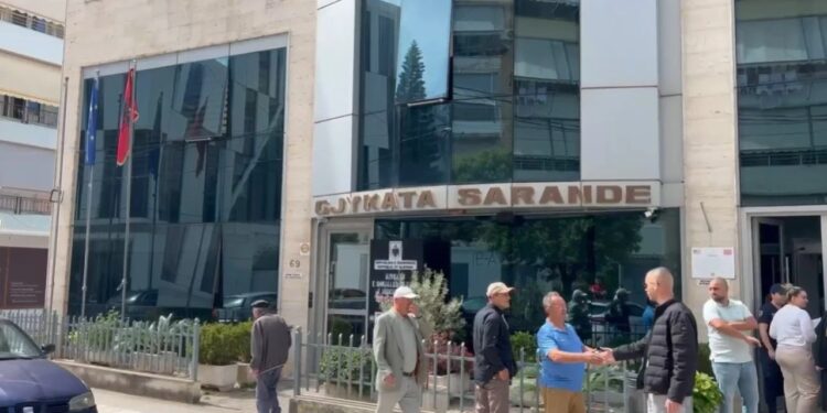Ndërtimet pa leje në Ksamil: Apeli ndryshon masat sigurisë, detyrim paraqitje për dy oficerët e krimeve në Sarandë