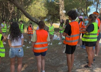 Ndotja në pyllin e Semanit, vullnetare të huaja bashkohen në aksion pastrimi