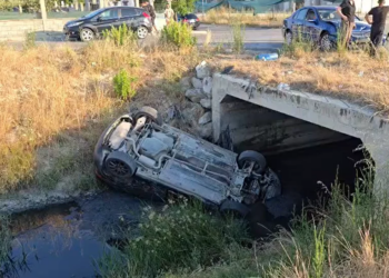 Në Durrës, aksident i frikshëm: Mini Cooper përfundon në kanal pas përplasjes me Benz, plagosen dy vajza
