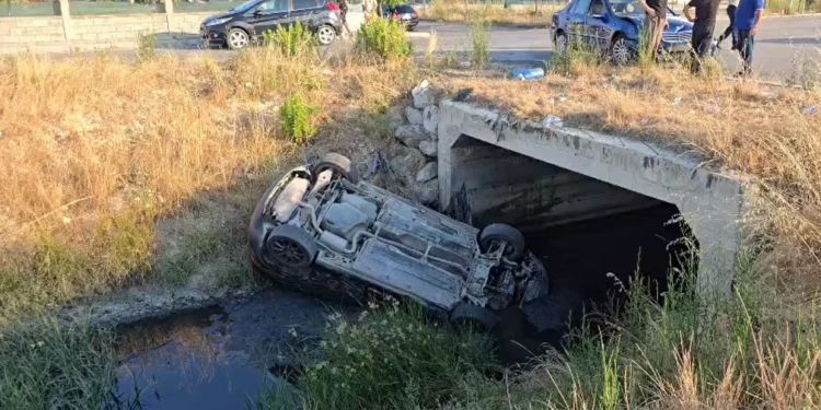 Në Durrës, aksident i frikshëm: Mini Cooper përfundon në kanal pas përplasjes me Benz, plagosen dy vajza