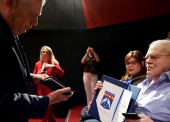 Në Tiranë shfaqet dokumentari për ikonën e skenës shqiptare Robert Ndrenika