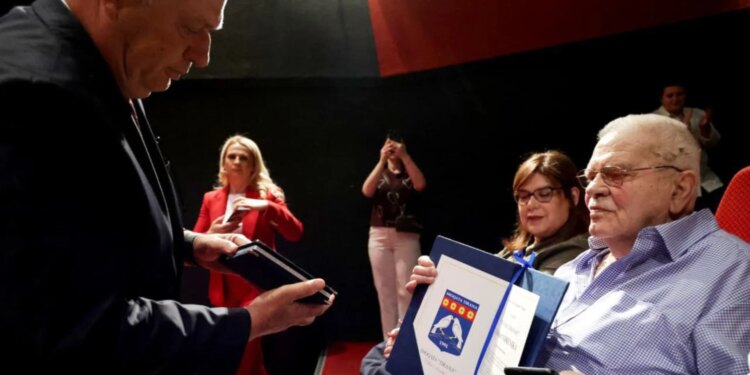 Në Tiranë shfaqet dokumentari për ikonën e skenës shqiptare Robert Ndrenika