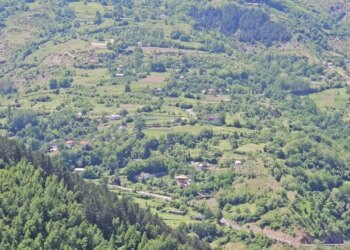 Në Topojan të Kukësit toka punohet ende me krahë, por fshati po zbrazet, fermerët: S’kemi forcë pune