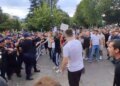 Në protestë, qytetarët dhe policia përplasen; kordoni thyhet