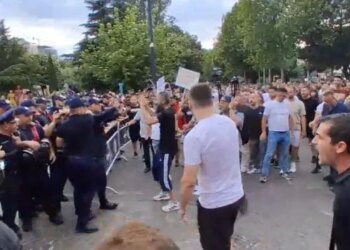 Në protestë, qytetarët dhe policia përplasen; kordoni thyhet