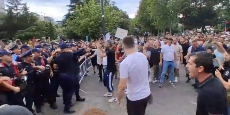 Në protestë, qytetarët dhe policia përplasen; kordoni thyhet