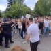 Në protestë, qytetarët dhe policia përplasen; kordoni thyhet