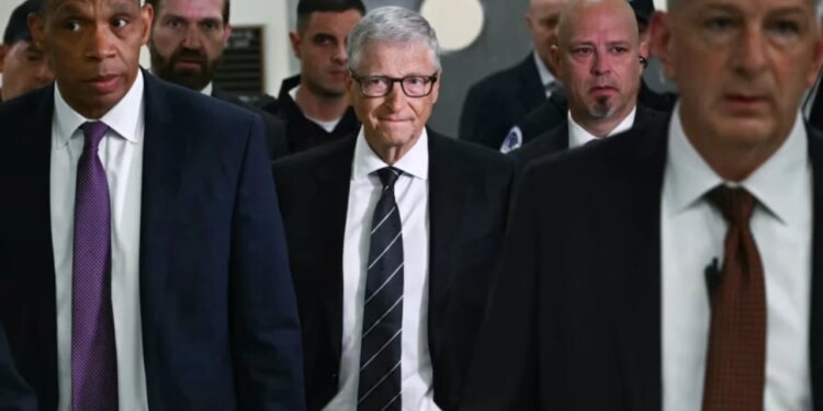 Nën akuzë, Bill Gates dëshmon me dyer të mbyllura në Kongres për lidhjet me Jeffrey Epstein