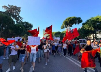 Nga sheshi Skënderbej drejt Kryeministrisë, qytetarët vijojnë protestën e gjashtë kundër projektit në Zvërnec