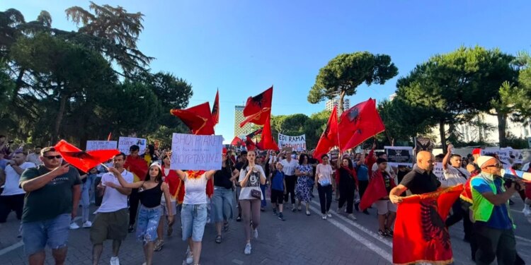 Nga sheshi Skënderbej drejt Kryeministrisë, qytetarët vijojnë protestën e gjashtë kundër projektit në Zvërnec