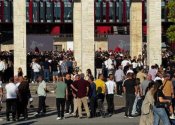 Nis festa e madhe për ditëlindjen e PS, mijëra socialistë mblidhen para Arenës Kombëtare