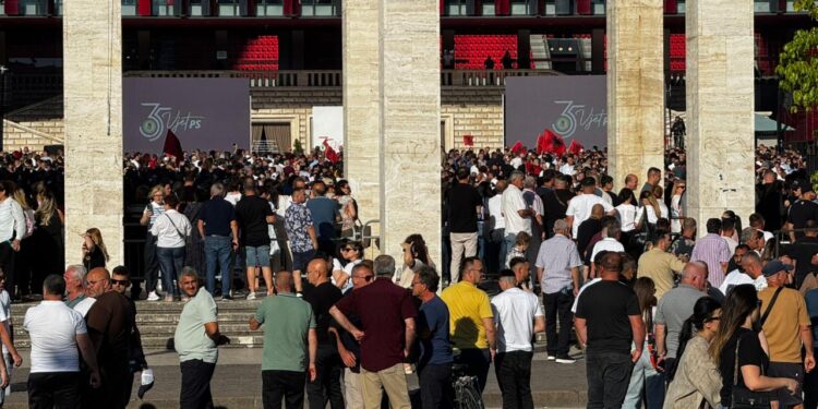 Nis festa e madhe për ditëlindjen e PS, mijëra socialistë mblidhen para Arenës Kombëtare