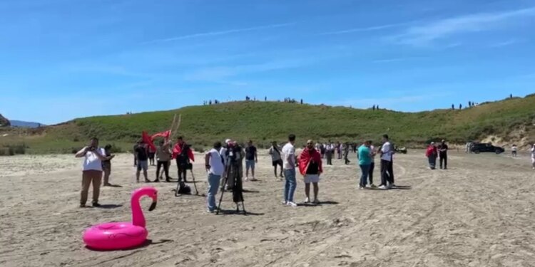 Nis grumbullimi i protestuesve në plazhin e Dalanit për projektin e Zvërnecit