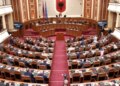 Nis seanca plenare në Kuvend; Zv.kryeparlamentarja Spahiu prezanton rendin e ditës, vetëm 75 deputetë prezentë