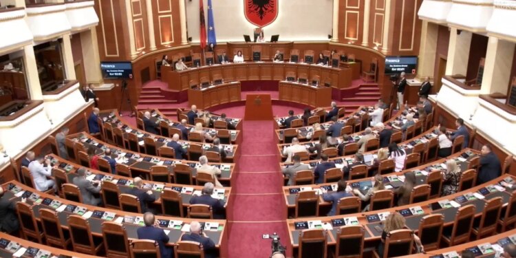 Nis seanca plenare në Kuvend; Zv.kryeparlamentarja Spahiu prezanton rendin e ditës, vetëm 75 deputetë prezentë