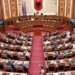 Nis seanca plenare në Kuvend; Zv.kryeparlamentarja Spahiu prezanton rendin e ditës, vetëm 75 deputetë prezentë