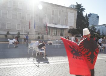 Një grup protestuesish qëndron që prej mbrëmjes së djeshme para Kryeministrisë; policia i paralajmëron për paligjshmërinë e bllokimit