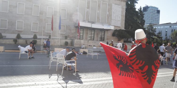 Një grup protestuesish qëndron që prej mbrëmjes së djeshme para Kryeministrisë; policia i paralajmëron për paligjshmërinë e bllokimit