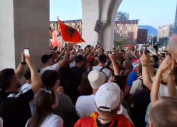 Një muaj nga nisja: tensione pas banderolës studentore; protestues brenda Politeknikut prishin pajisjet dhe përplasen me rojet