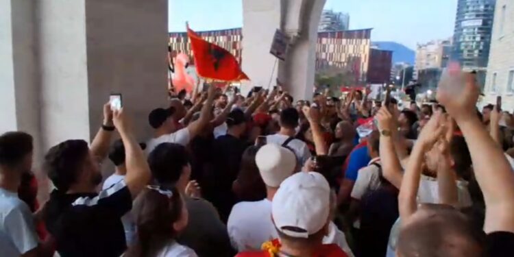 Një muaj nga nisja: tensione pas banderolës studentore; protestues brenda Politeknikut prishin pajisjet dhe përplasen me rojet