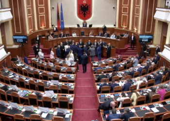 Një orë pushim nuk zbuti tensionet, deputetët e PD-së sërish gardh te foltorja, nuk lejojnë ministrin të flasë