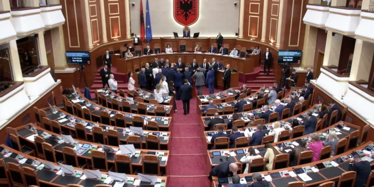 Një orë pushim nuk zbuti tensionet, deputetët e PD-së sërish gardh te foltorja, nuk lejojnë ministrin të flasë