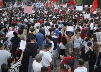 Një organizator: Kryetarë partish dhe deputetë larg mikrofonit; të flasin figura publike nga arti e shkenca, 2-3 minuta