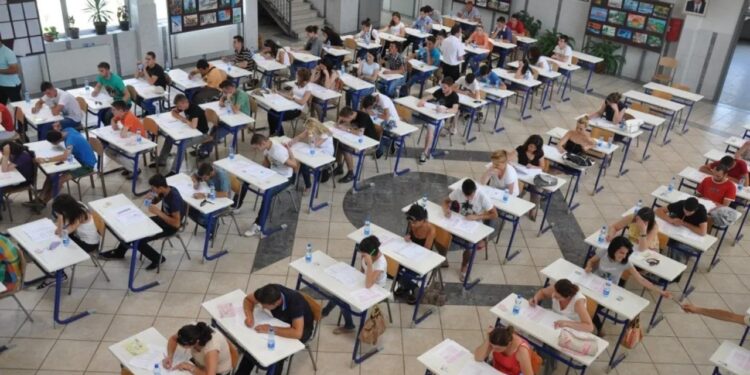 Numri i maturantëve në qarkun e Elbasanit bie ndjeshëm në Provimin e Gjuhës së Huaj për Maturën Shtetërore
