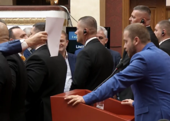 O Zoti Bideja, Noka dhe deputetët e PD-së rrethojnë foltoren dhe pengojnë Ardit Bido, Peleshi ndërpret seancën
