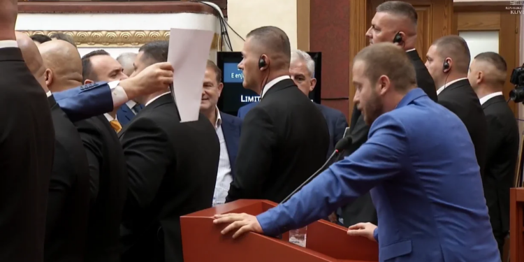 O Zoti Bideja, Noka dhe deputetët e PD-së rrethojnë foltoren dhe pengojnë Ardit Bido, Peleshi ndërpret seancën