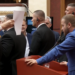 O Zoti Bideja, Noka dhe deputetët e PD-së rrethojnë foltoren dhe pengojnë Ardit Bido, Peleshi ndërpret seancën
