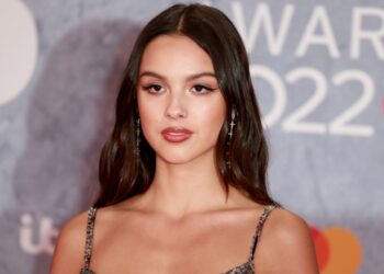 Olivia Rodrigo rikthehet në krye të Billboard 200; albumi i ri thyen rekorde që në javën e parë