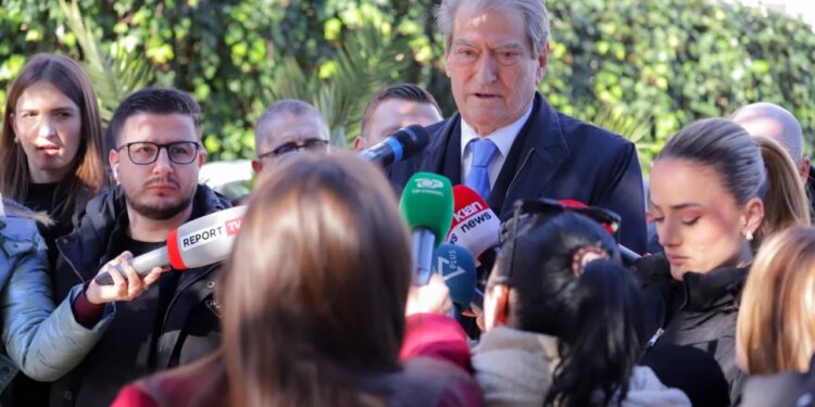 PD anulon foltoren e hënës për protestën e Zvërnecit? Berisha: Sot mbështesim tubimin e Koalicionit për Familjen