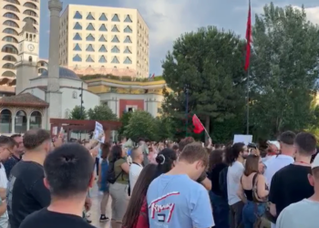 PD organizon përfshirjen në tubim, protestuesit qëndrojnë të pandryshuar: Edhe Sala ka mbaru, ka mbaru
