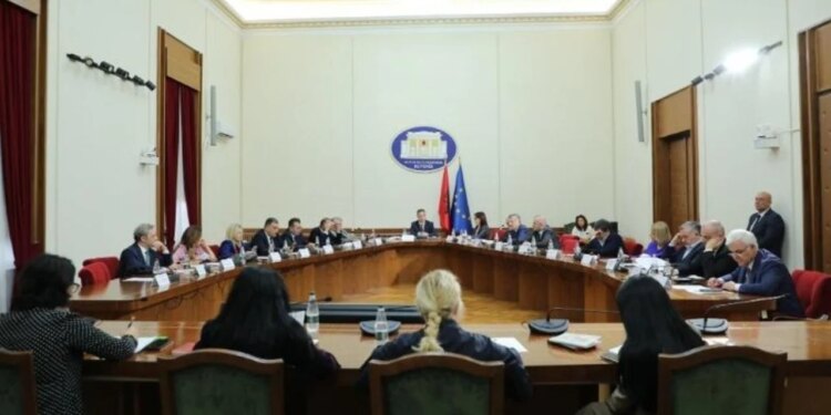 PD/PS përplasen për protestën; rrëzohet kërkesa për mocion; Opozita: Denigroni protestuesit; Balla: Mblidhni 28 firma për mocion mosbesimi