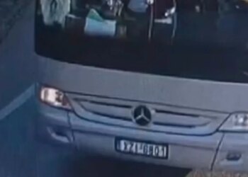 PS-deputeti publikon foton e autobusit nga Greqia në protestën e Zvërnecit, Bido: Ju sfidoj, është me targë greke!