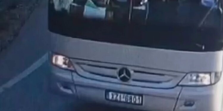 PS-deputeti publikon foton e autobusit nga Greqia në protestën e Zvërnecit, Bido: Ju sfidoj, është me targë greke!