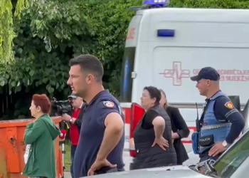 Pamje rrëqethëse: polici i plagosur niset me helikopter te Trauma, kolegu mbytet në lot, pranë familjarëve 36-vjeçarit