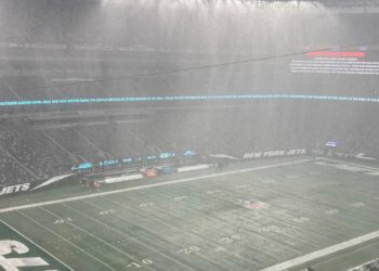 Panik në Metlife stadium: Stuhia frikshme drejt Botërorit, rrufetë rrezikojnë ndeshjen e Brazilit