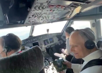 Papa Leoni në kabinën e pilotit: pamjet nga fluturimi mbi Spanjë bëhen virale