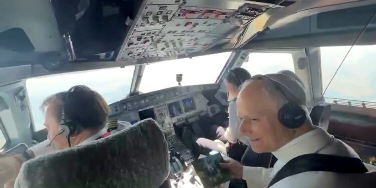 Papa Leoni në kabinën e pilotit: pamjet nga fluturimi mbi Spanjë bëhen virale