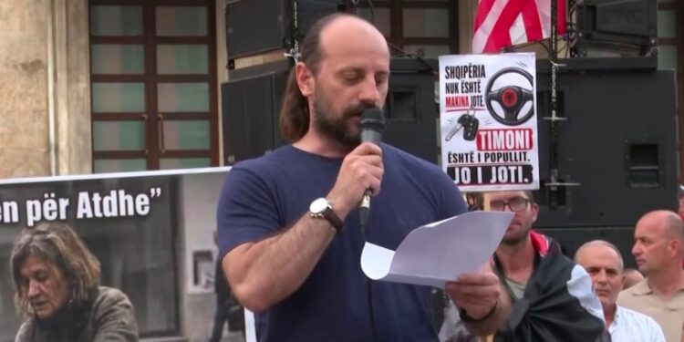 Paraqiti publikisht 5 kërkesa të protestuesve — kush është Dritan Goxhaj, nga lufta e UÇK te ekstradimi në Hagë