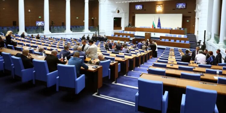 Pas 13 paketash ndihme nga nisja e luftës, Bullgaria thotë stop — pse ndaloi furnizimin e armëve për Ukrainën?