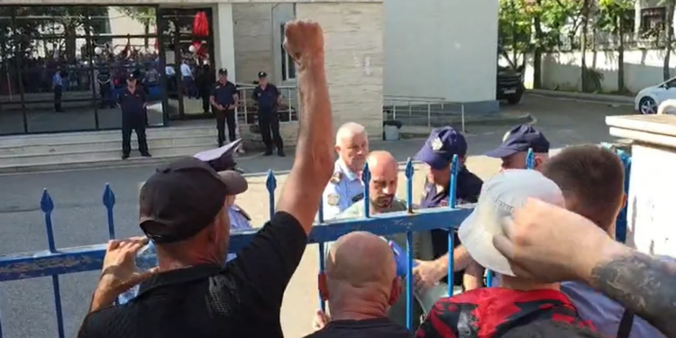 Pas disa orësh në komisariat, lirohen Dritan Goxhaj dhe një tjetër protestues