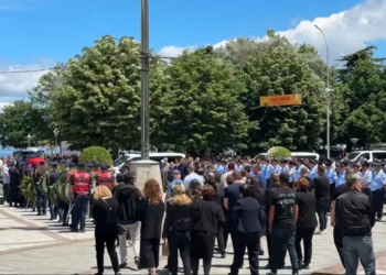 Pas homazheve, trupi i policit hero përcillet drejt vendit të fundit, pranë vëllait që vdiq vitin e kaluar