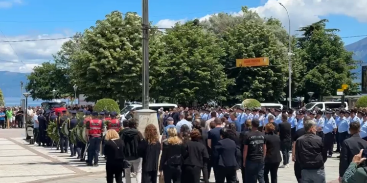 Pas homazheve, trupi i policit hero përcillet drejt vendit të fundit, pranë vëllait që vdiq vitin e kaluar